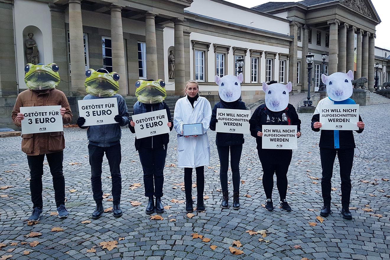 2018-10-30-Demo-Sezierkurse-Museum-Stuttgart-1248070-c-PETA-D-01.jpg