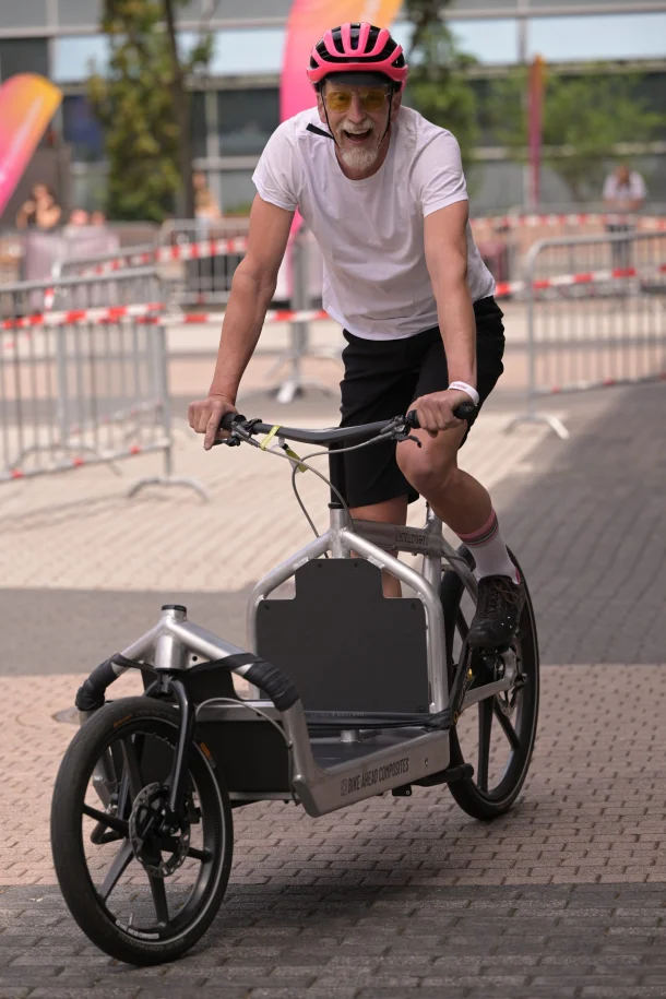 Man auf Lastenfahrrad